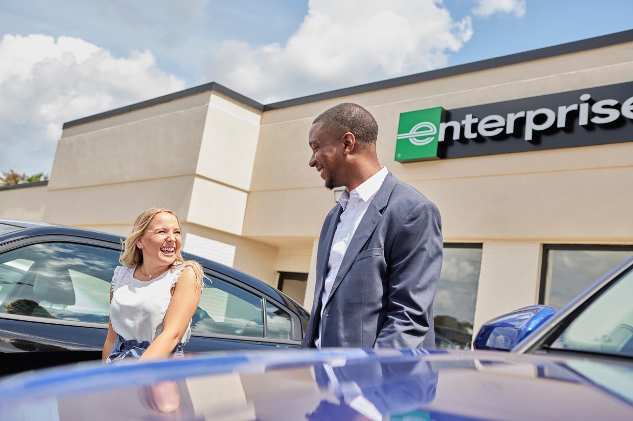Two Enterprise Mobility team members in conversation while walking. 