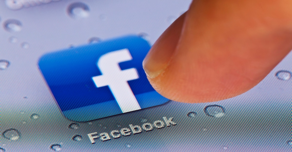 Pulse con el dedo el icono de la aplicación de Facebook