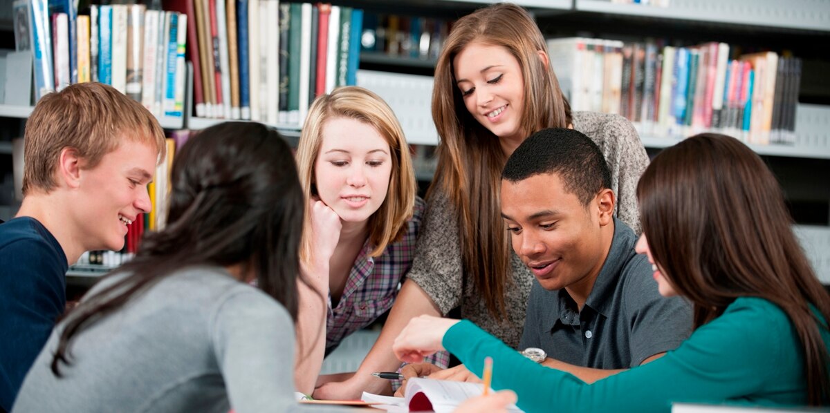 Estudiantes que estudian juntos en una biblioteca
