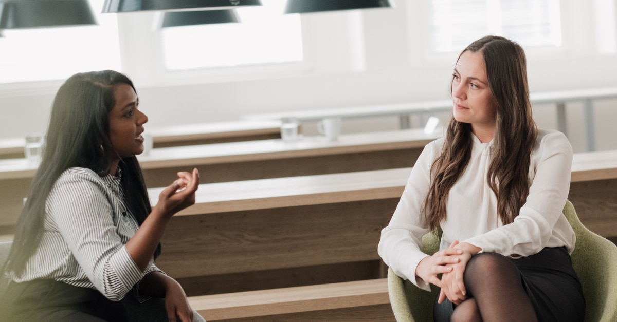 Dos compañeras de trabajo hablando