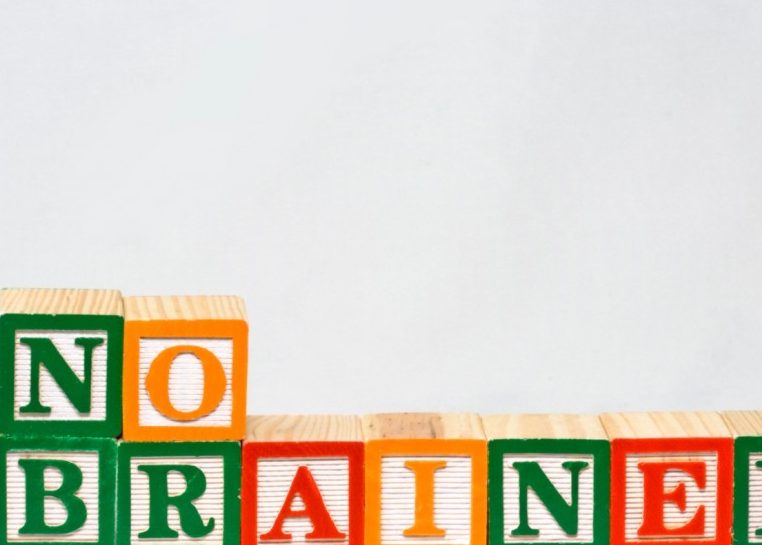 Bloques de alfabeto infantil con la ortografía "sin cerebro"