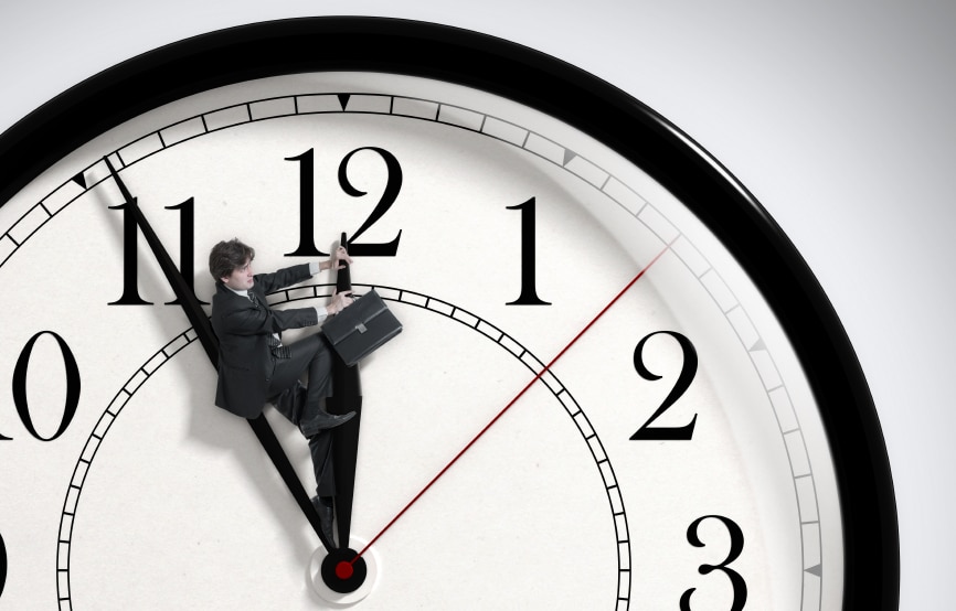 Un hombre con un maletín montado a la hora de un reloj