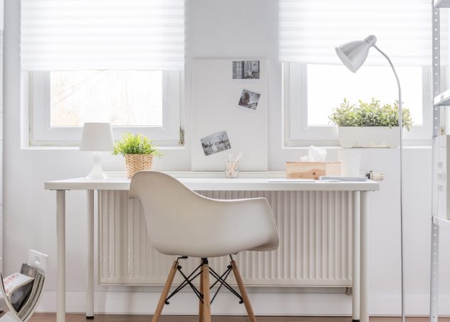 Escritorio neutro, silla, pared y accesorios en una oficina en casa