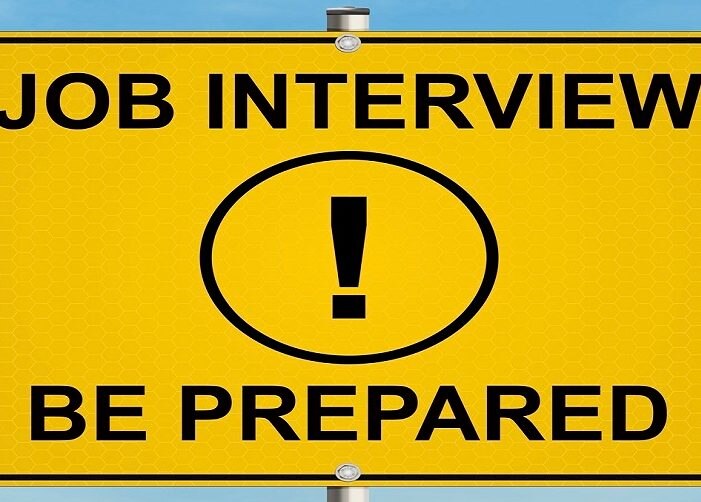 Señalización vial con signo de exclamación que dice "Entrevista de trabajo. Prepárese."