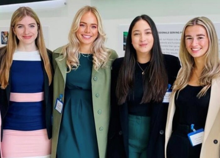 Foto de grupo de 2022 pasantes con atuendo de negocios
