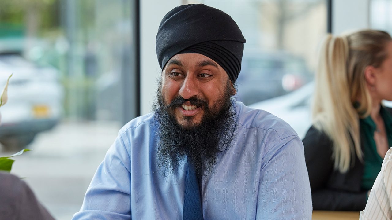 Integrante del equipo de Enterprise Mobility - Daljinder - Gerente de sucursal