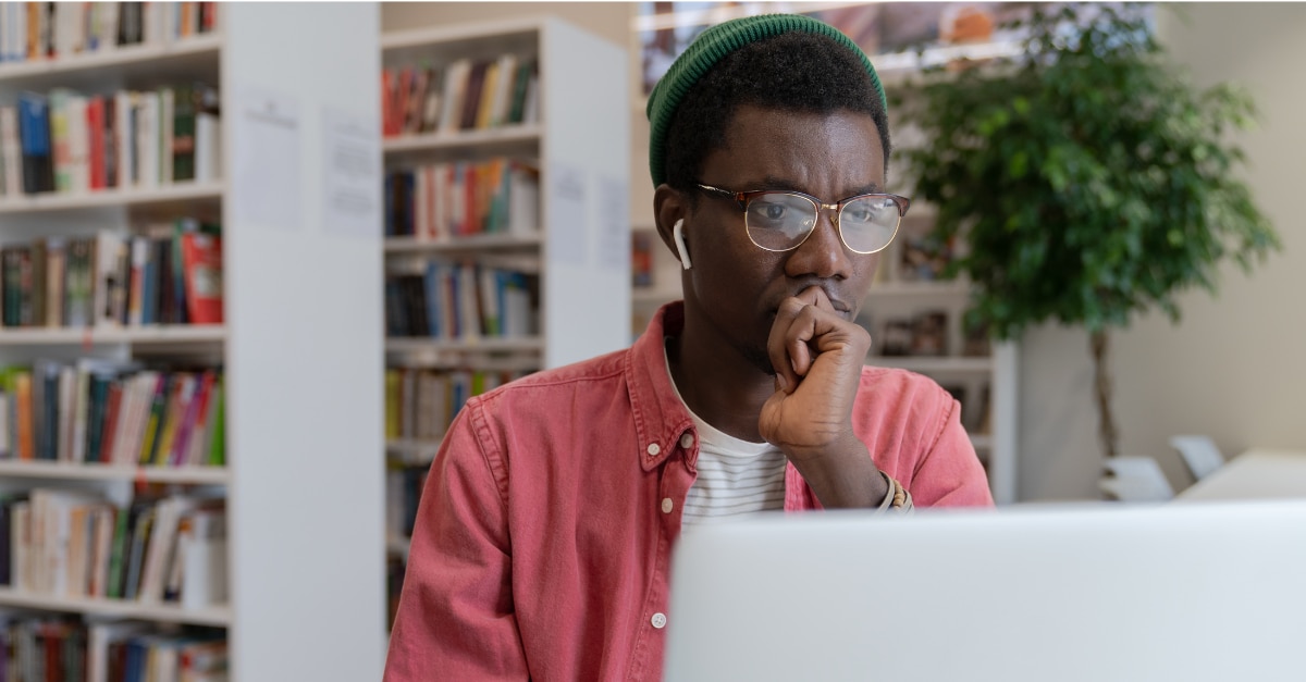 Chica estresada rodeada de libros