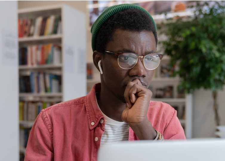 Chica estresada rodeada de libros