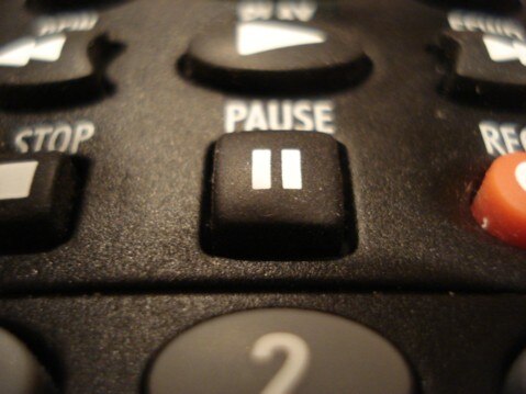 El control remoto del televisor se centró en el botón "PAUSAR"