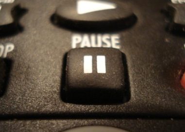 El control remoto del televisor se centró en el botón "PAUSAR"