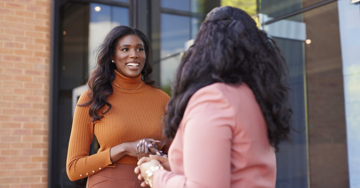 Miembros del equipo de Enterprise Mobility conversan fuera de una feria de empleo