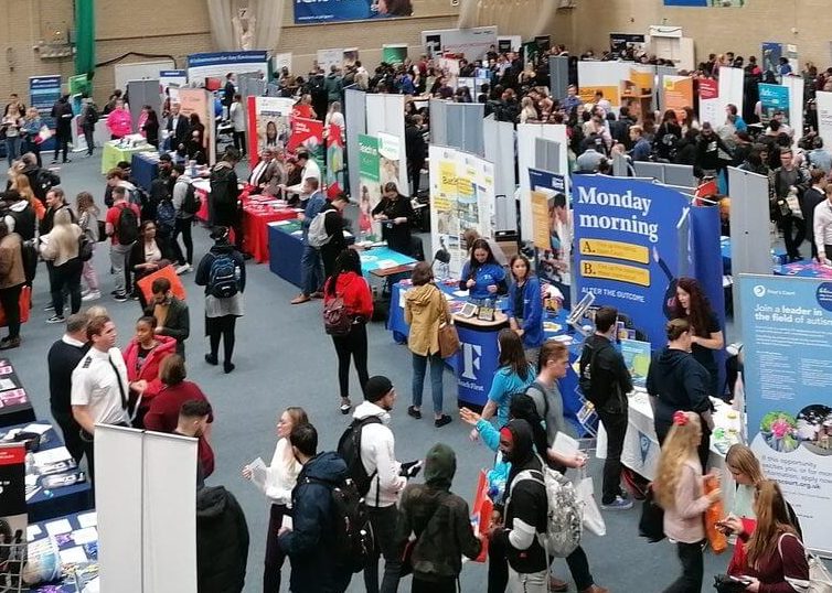 Feria profesional en un gimnasio 