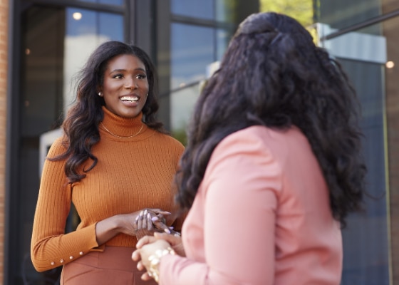 Miembros del equipo de Enterprise Mobility conversan fuera de una feria de empleo
