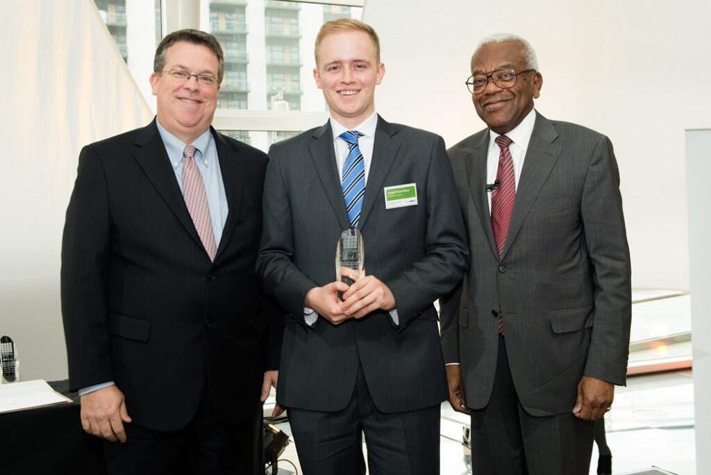 George Fisher-Wilson recibió un premio de dos hombres