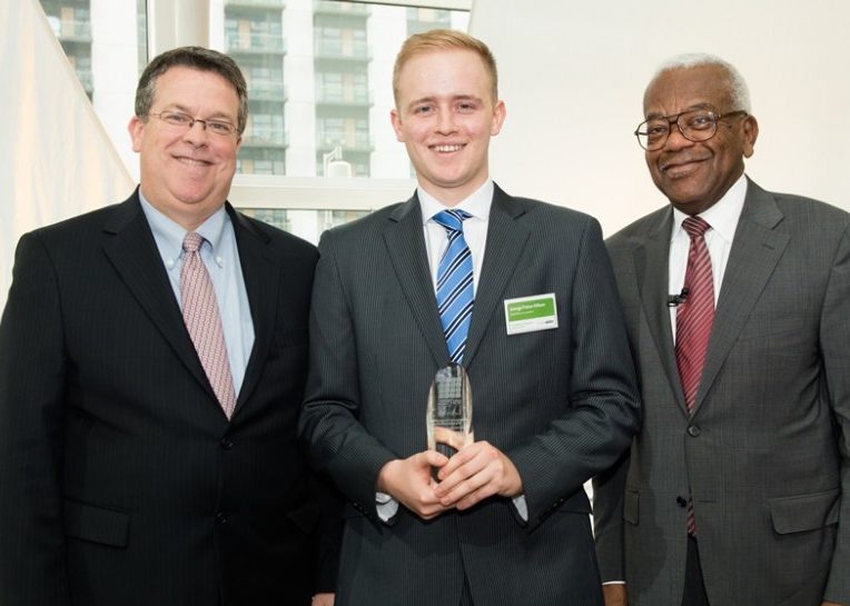George Fisher-Wilson recibió un premio de dos hombres