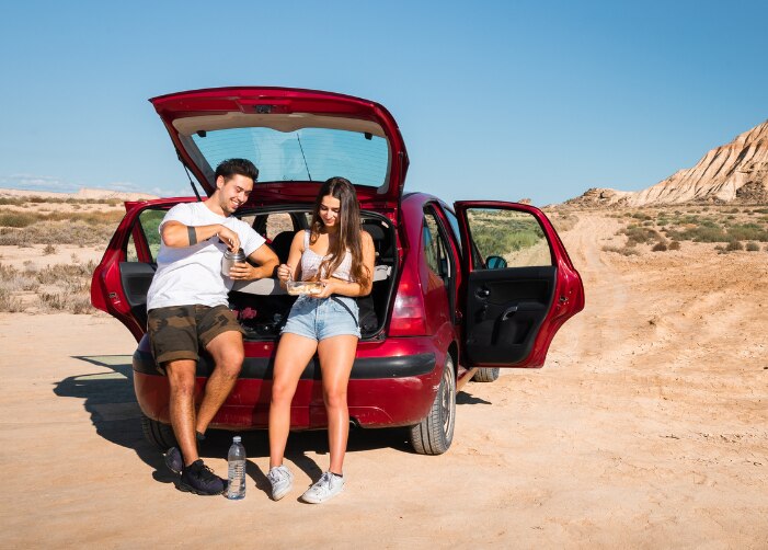 El hombre y la mujer se desplazan por las montañas