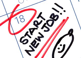 Calendario con el círculo número 18 que dice "¡Empieza nuevo trabajo!"