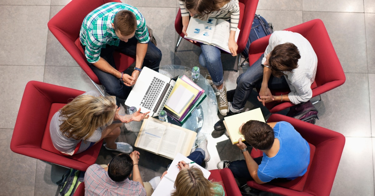 En la universidad, los estudiantes desarrollan habilidades sociales