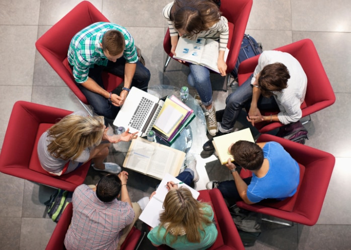 En la universidad, los estudiantes desarrollan habilidades sociales