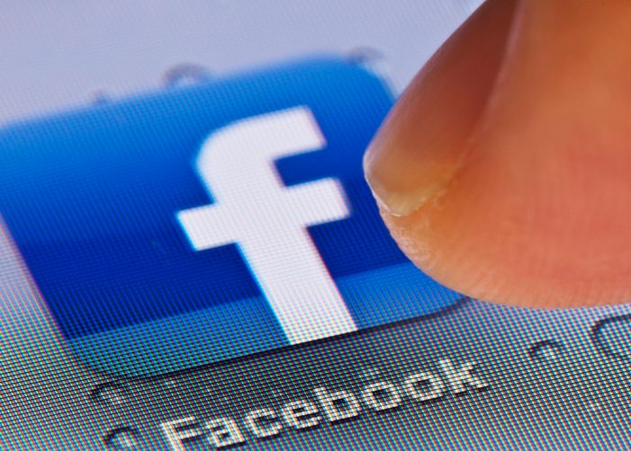 Pulse con el dedo el icono de la aplicación de Facebook