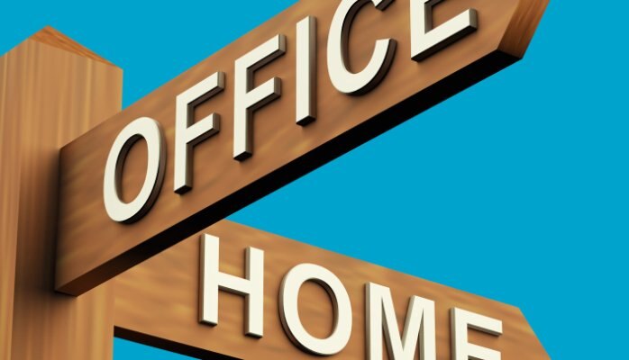 Letrero de madera que muestra la intersección de "oficina" y "casa"