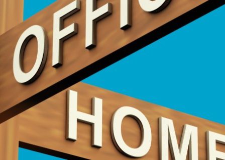 Letrero de madera que muestra la intersección de "oficina" y "casa"