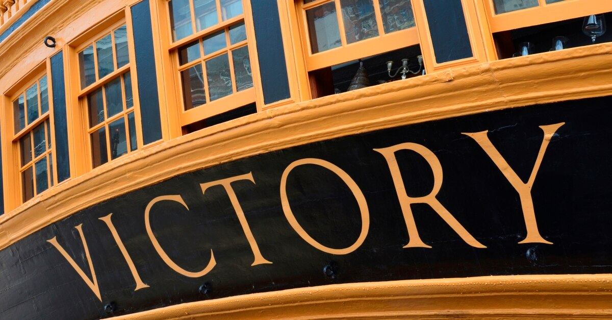 Edificio negro y dorado que dice "Victoria"