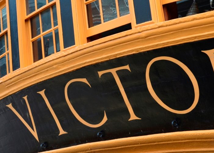 Edificio negro y dorado que dice "Victoria"