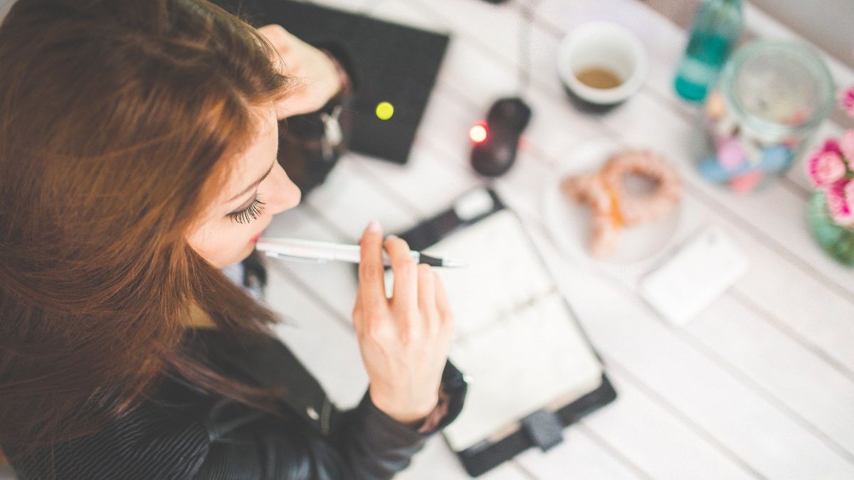 Mujer reflexionando en su escritorio