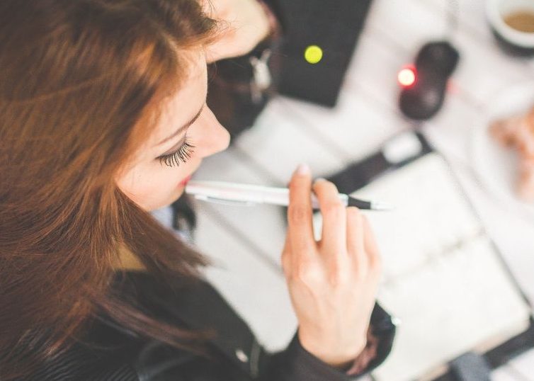 Mujer reflexionando en su escritorio