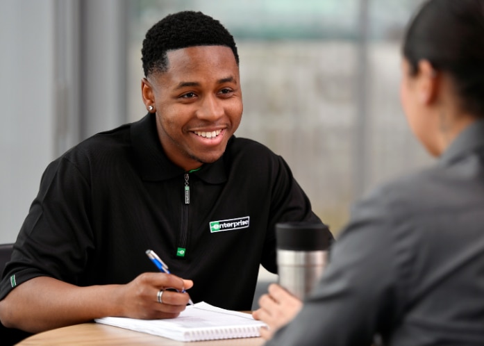 Hombre sentado en los pasos con el título "Consejos para usar la técnica STAR para responder a las preguntas de la entrevista"