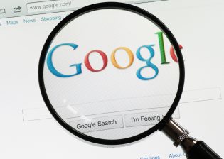 Lupa sobre la página de inicio de Google 
