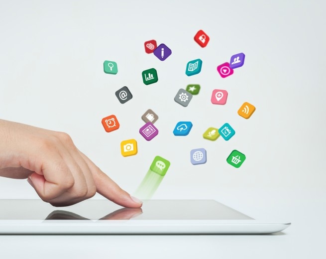 Pulsando el dedo un iPad y los iconos de la aplicación están volando hacia arriba