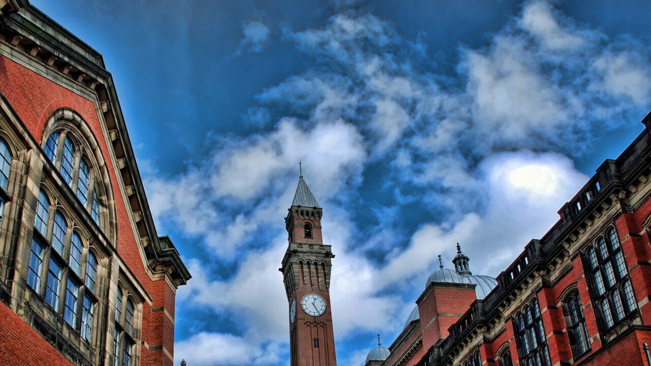 Edificio de ladrillo y torre del reloj