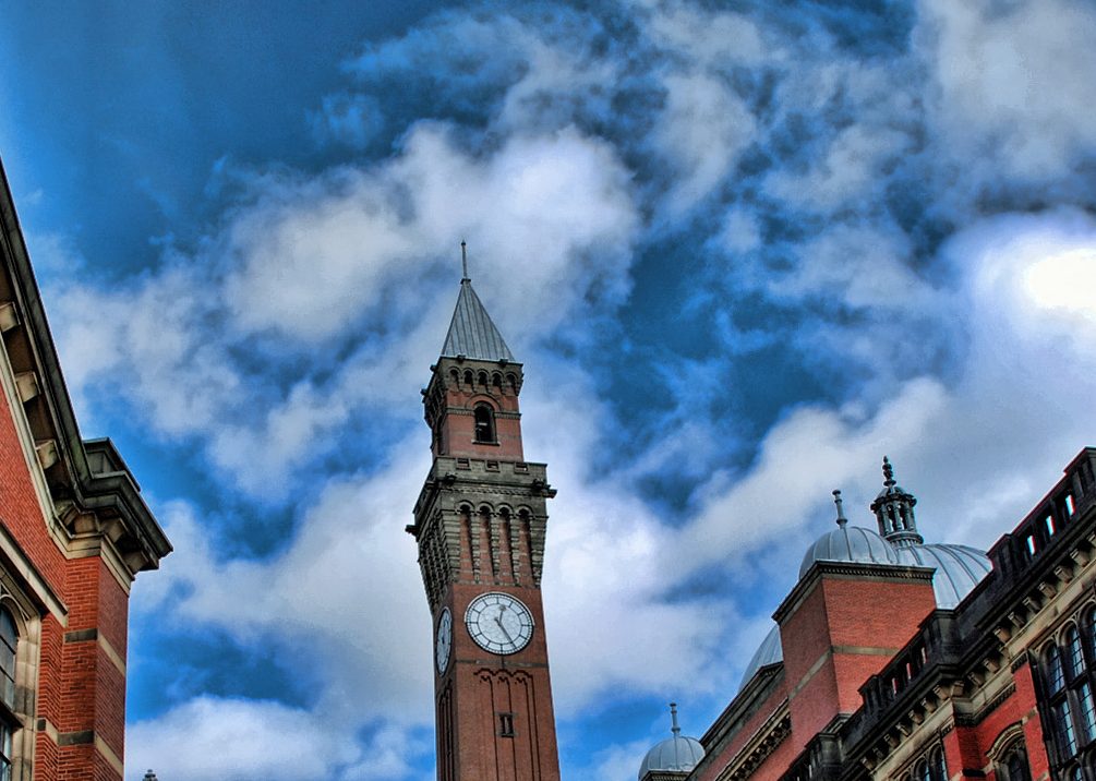 Edificio de ladrillo y torre del reloj
