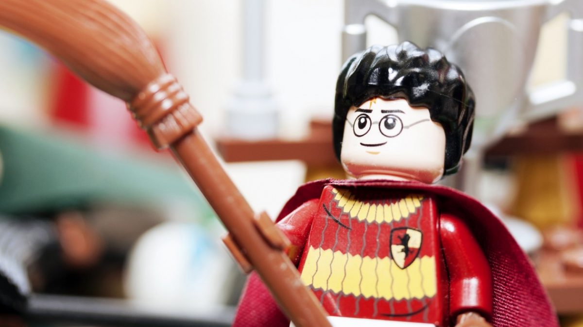 LEGO Harry Potter en uniforme Quidditch con escoba