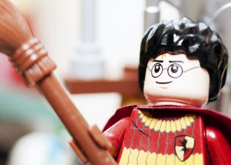 LEGO Harry Potter en uniforme Quidditch con escoba