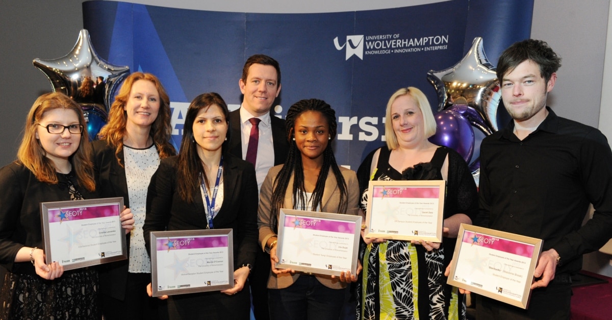 Grupo de estudiantes con premios