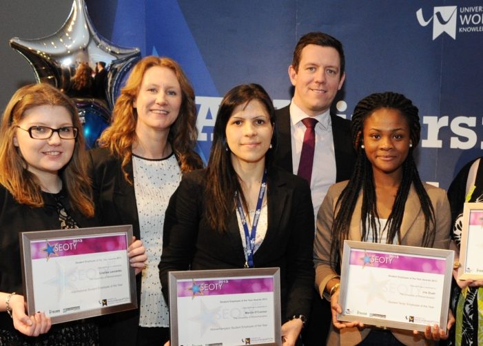 Grupo de estudiantes con premios