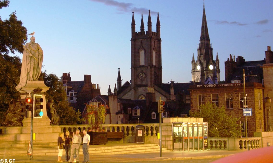 Iglesia y estatua en Escocia