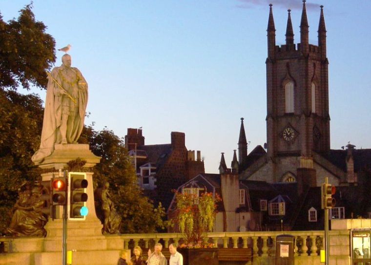 Iglesia y estatua en Escocia