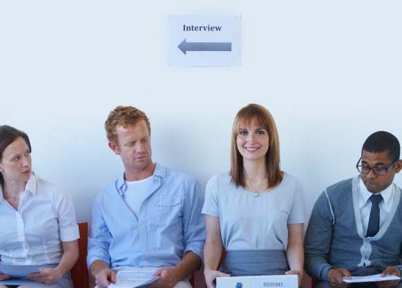 Cuatro personas esperando en sillas para una entrevista