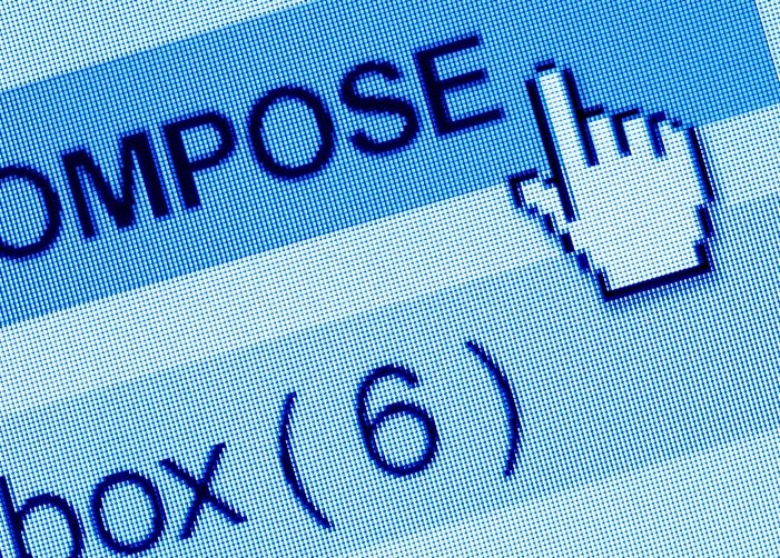 El ratón pasa sobre el botón "Compose" de un correo electrónico