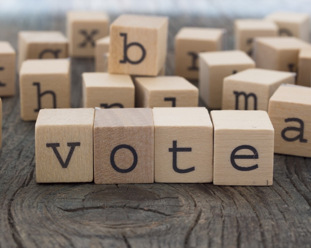 Bloques de alfabeto con algunos configurados para deletrear "vote"