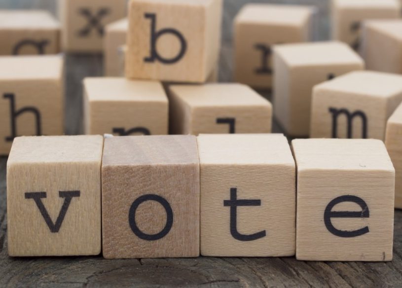 Bloques de alfabeto con algunos configurados para deletrear "vote"