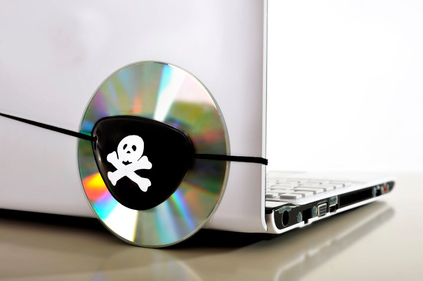 CD atado a un portátil con un eyepatch pirata