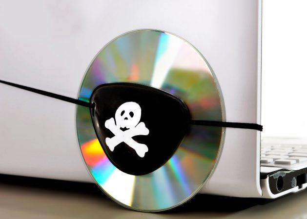 CD atado a un portátil con un eyepatch pirata