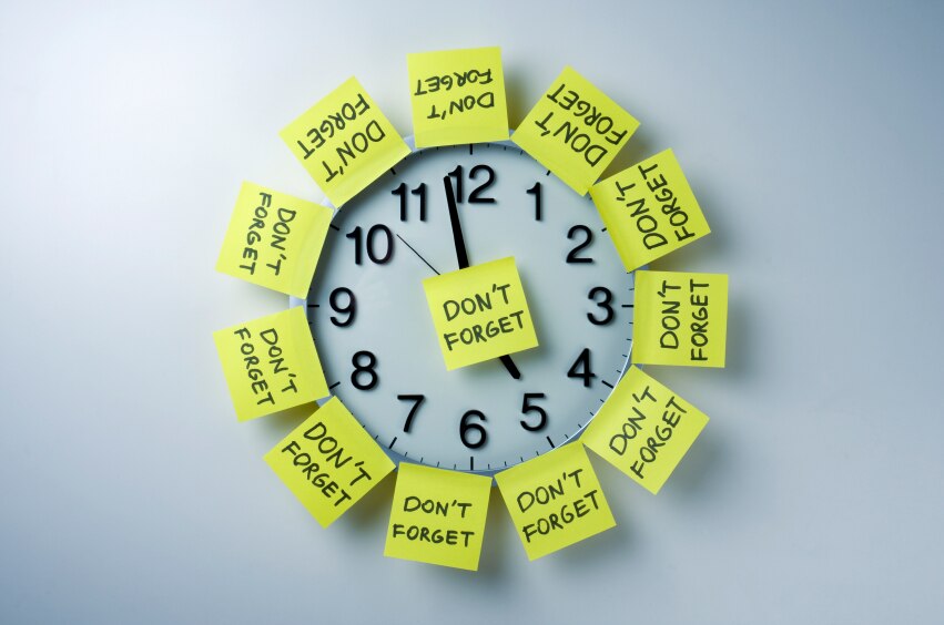 Reloj cubierto con notas adhesivas amarillas que dicen "no olvides"