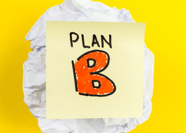 Fondo amarillo con un trozo de papel blanco arrugado y una nota pegajosa que dice "plan B" en él