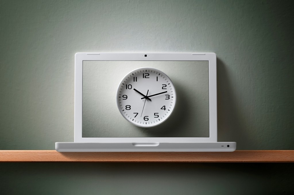 Reloj analógico en la pantalla del portátil